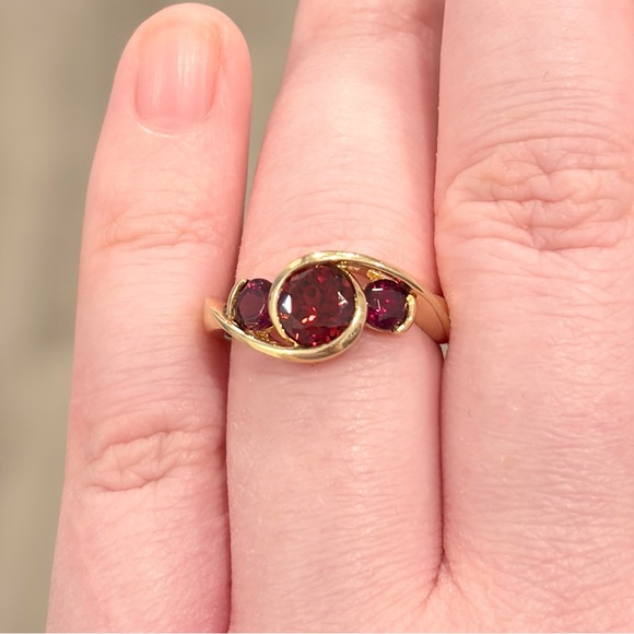 Vintage 14K Garnet Ring, Pyrope Rhodolite Three Stone, Deep Fire Red, Size 6.75 - Picture 10 of 17